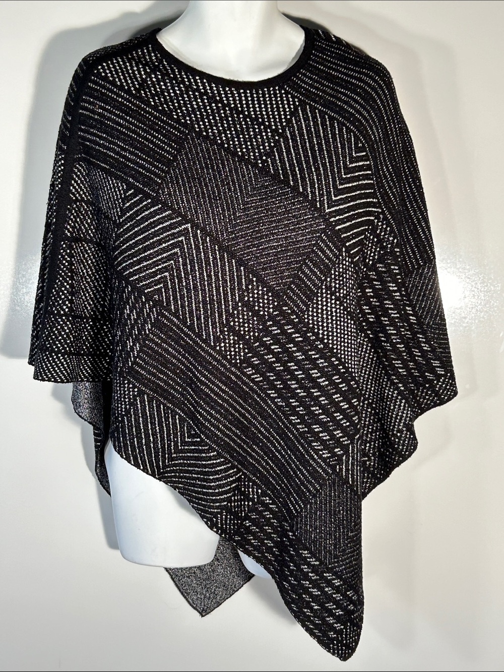 Chico's SZ S/M Black Abstract Print Poncho Lagenlook Comfy Chic Modern Retro